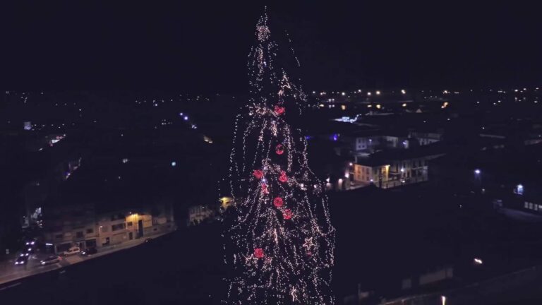 A Maior Árvore de Natal da Europa: Um Espetáculo Deslumbrante